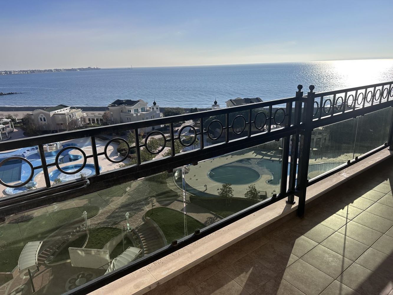 Апартамент с двумя спальнями в Поморие с фронтальным видом на море – роскошная жизнь на первой линии