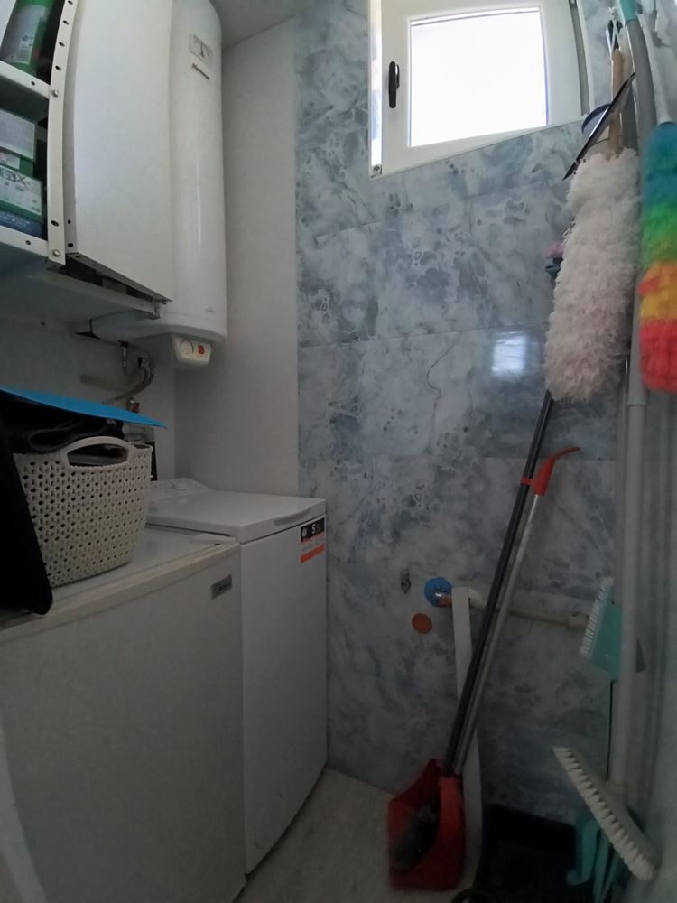 Отремонтированная двухкомнатная квартира с панорамным видом в современном комплексе рядом с Солнечным берегом