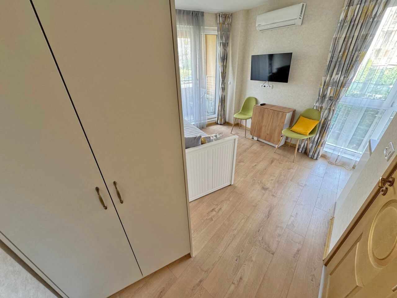 Светлая студия в люксовом комплексе – прекрасный уют у бассейна