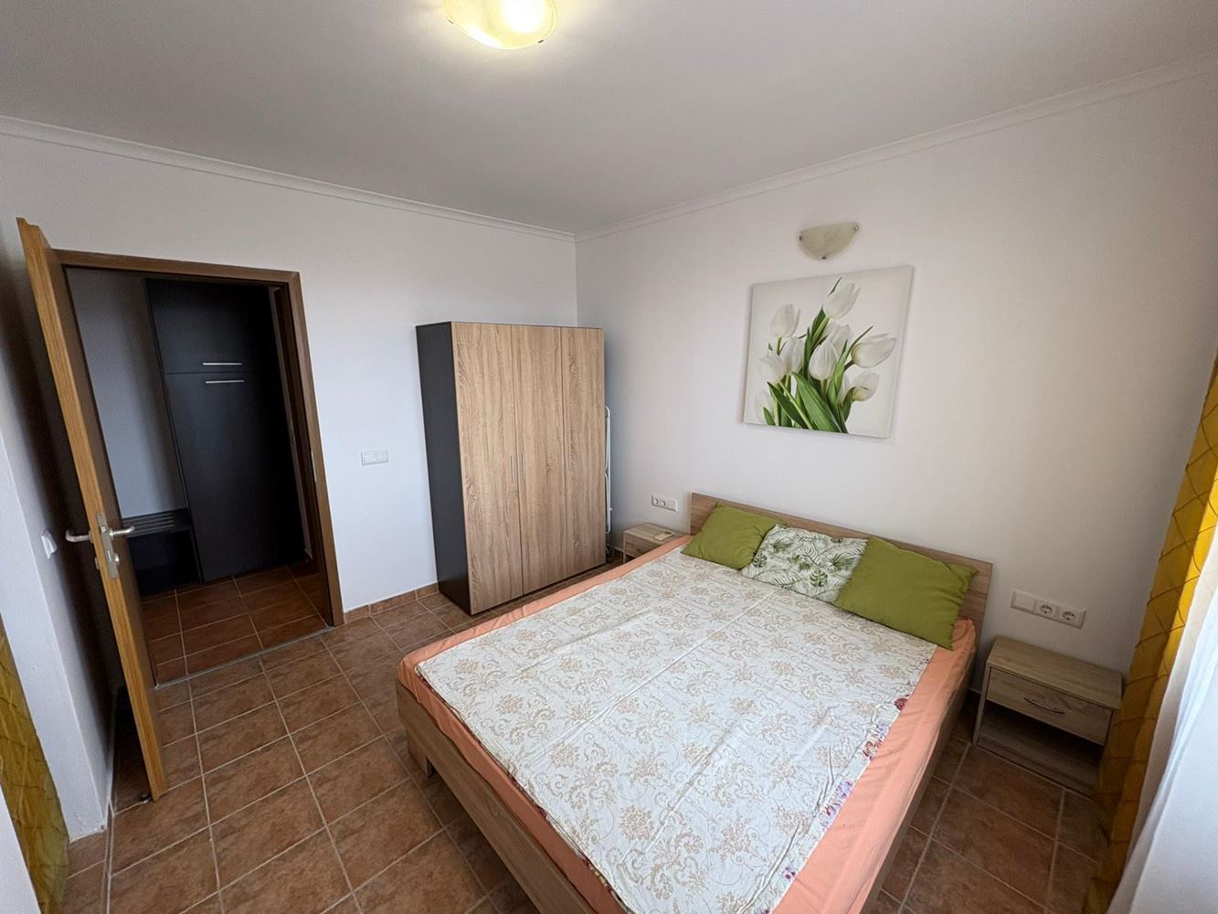 Поморие – просторная квартира с 2 спальнями на первой линии с видом на море и низкой платой за обслуживание