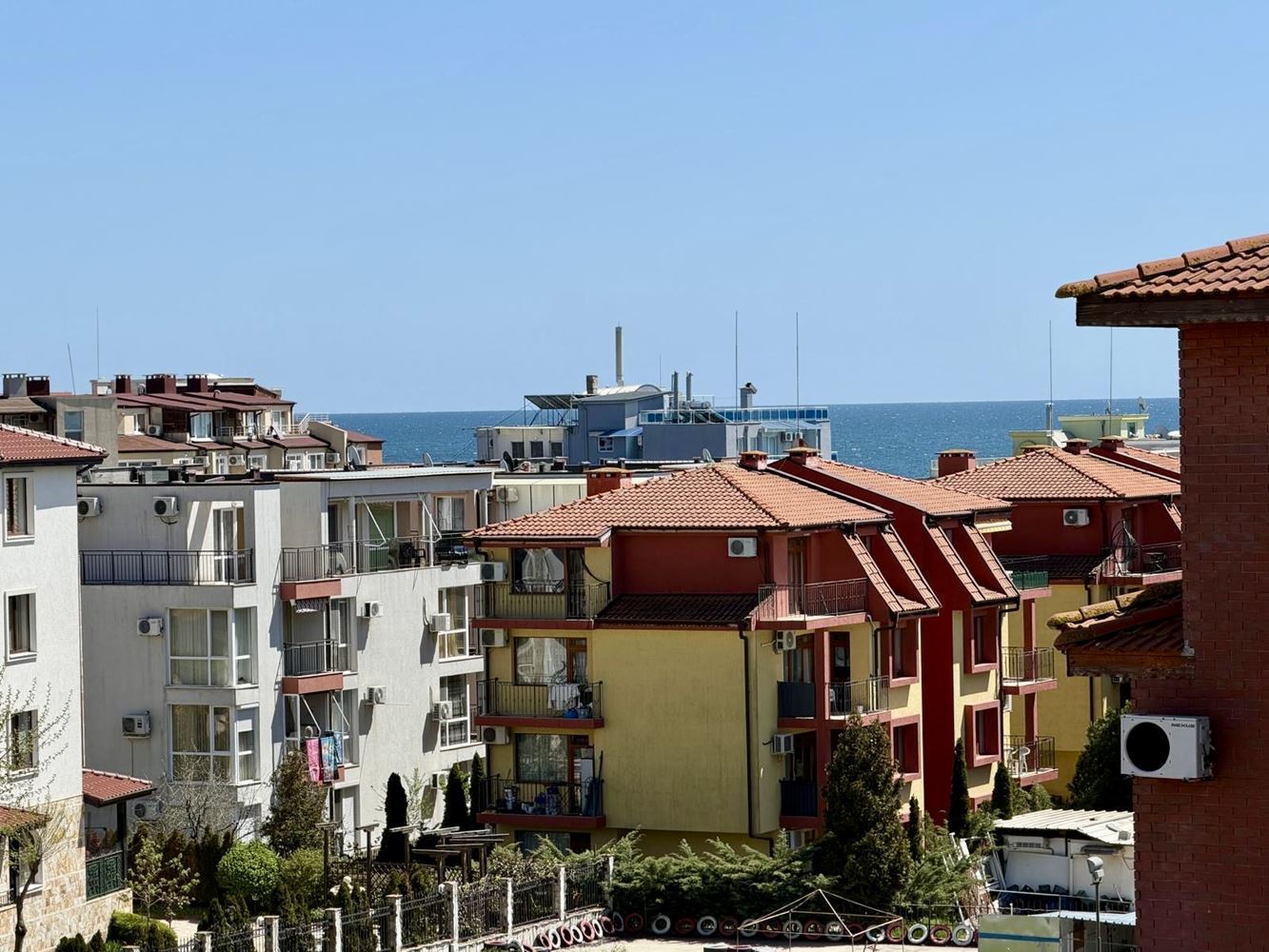 Панорамная студия с впечатляющим видом на море в Несебре – готова к заселению