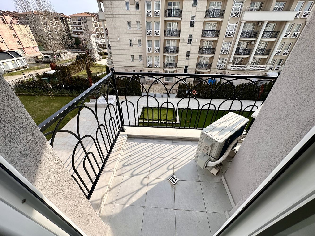 Уютная квартира с одной спальней с видом на бассейн и зелёные зоны в Солнечном Береге – готова к использованию