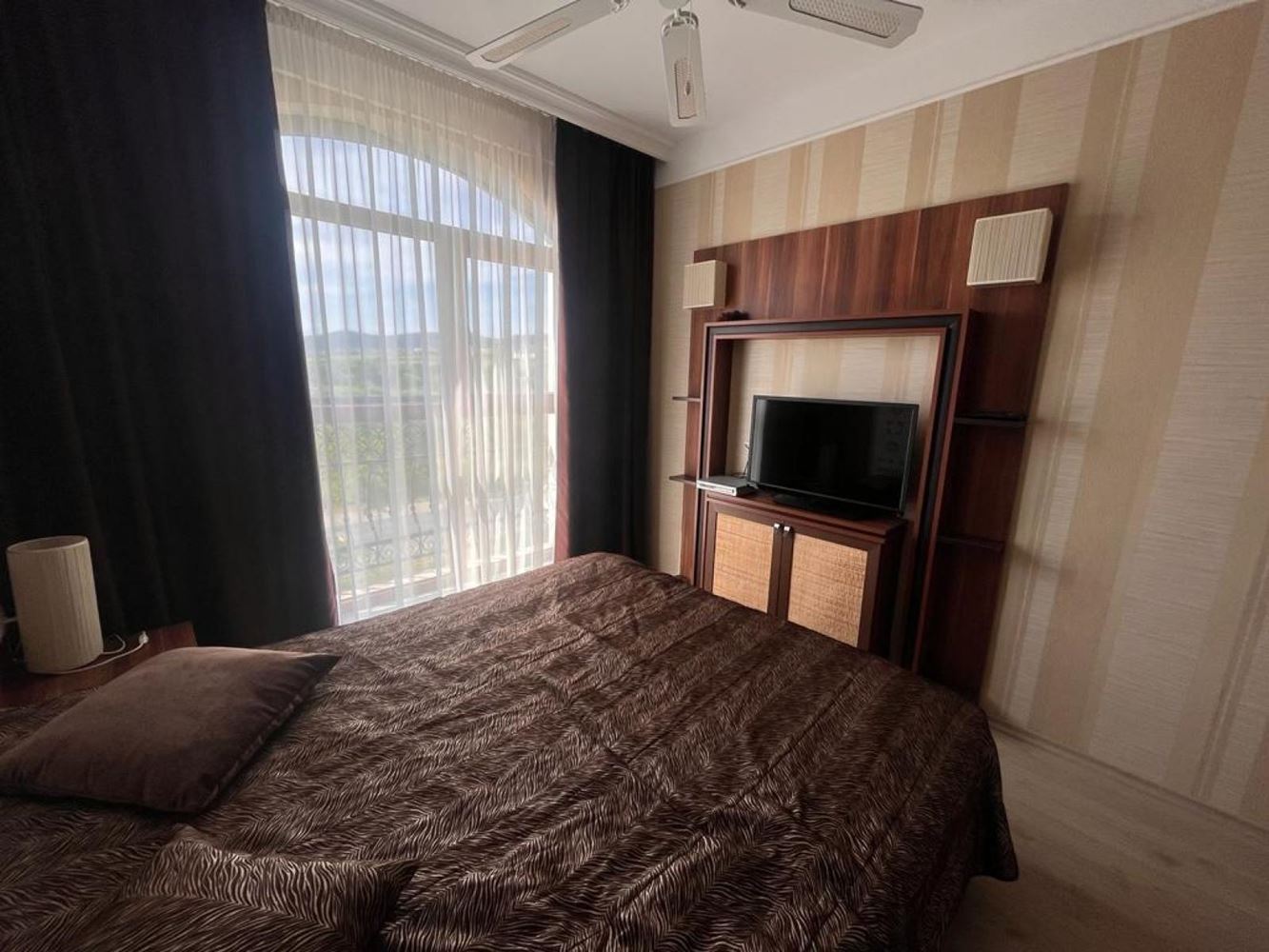 Просторная квартира с двумя спальнями с удобствами высокого класса в Солнечном Берегу