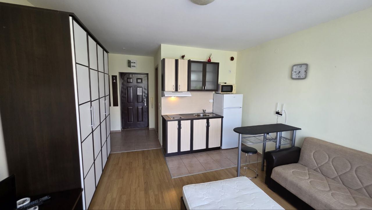 Практичная и уютная студия в Солнечном Берегу – уют и спокойствие с видом на бассейн