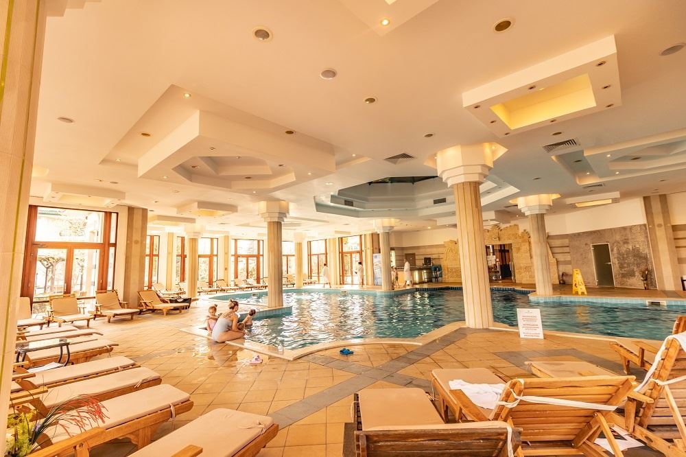 Высокий стандарт и разнообразные удобства – превосходная двухкомнатная квартира в элитном комплексе на первой линии в Равда