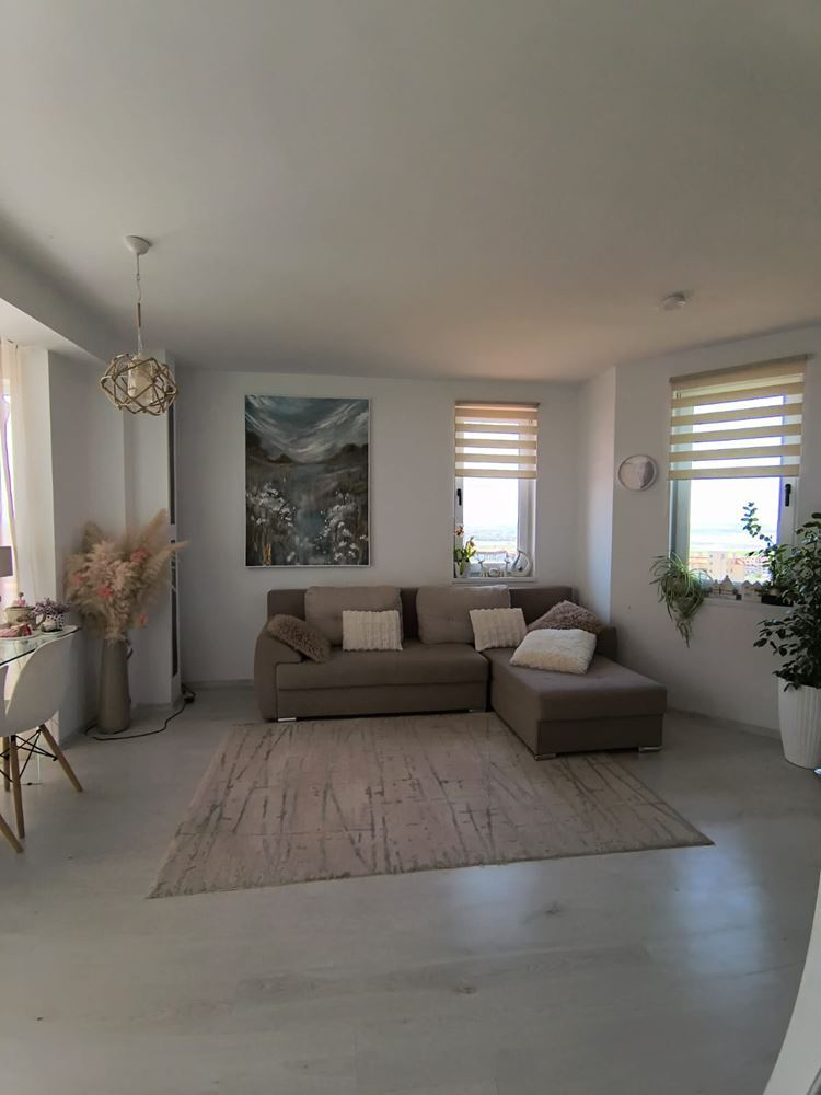 Отремонтированная двухкомнатная квартира с панорамным видом в современном комплексе рядом с Солнечным берегом