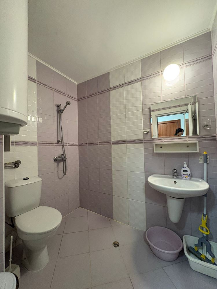 Просторная полностью меблированная студия в Поморие – восточная ориентация и отличная локация в 400 м от моря