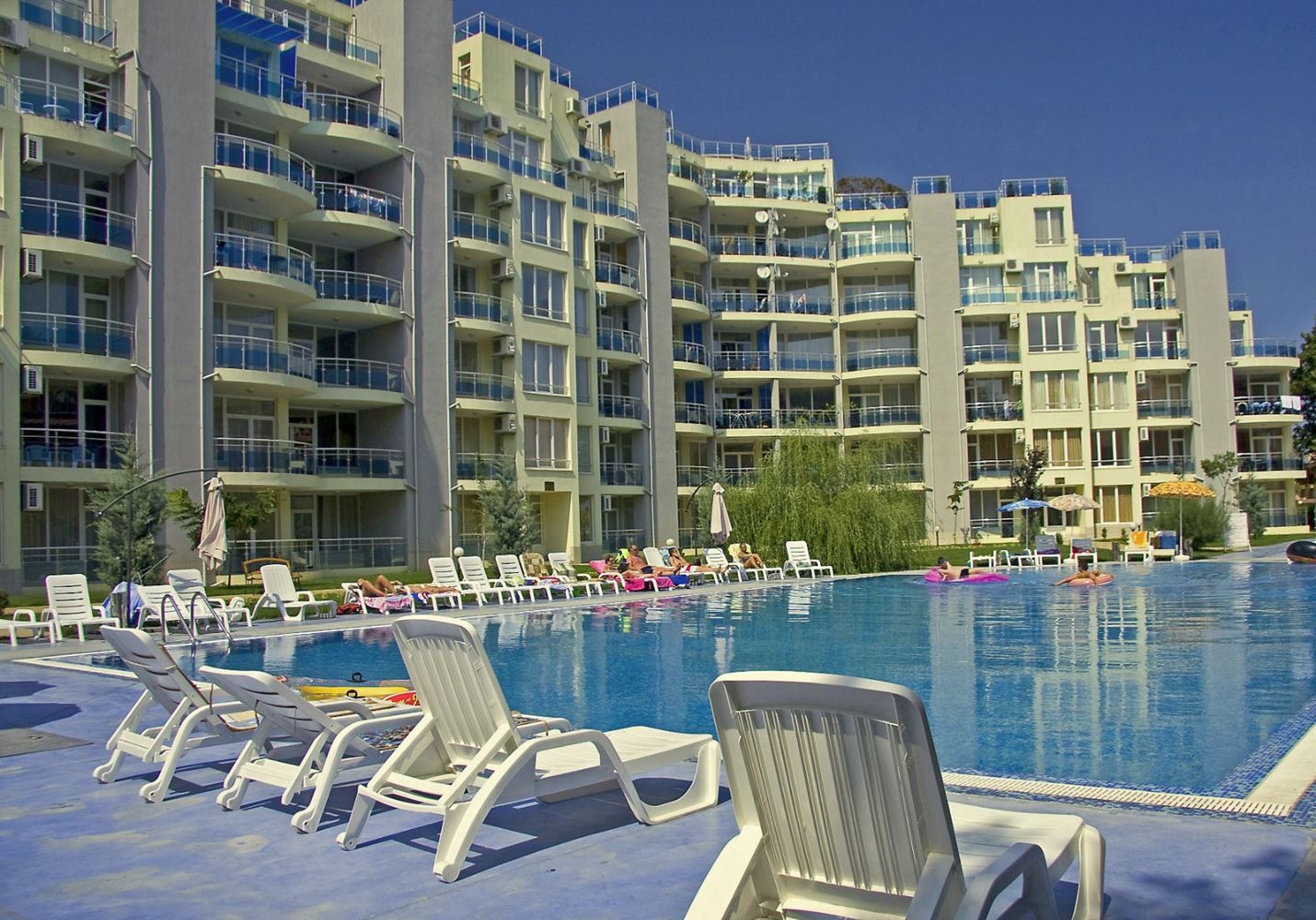 Солнечная и просторная студия с видом на море в Равде – 100 м от пляжа, в ухоженном комплексе с бассейном и зеленью