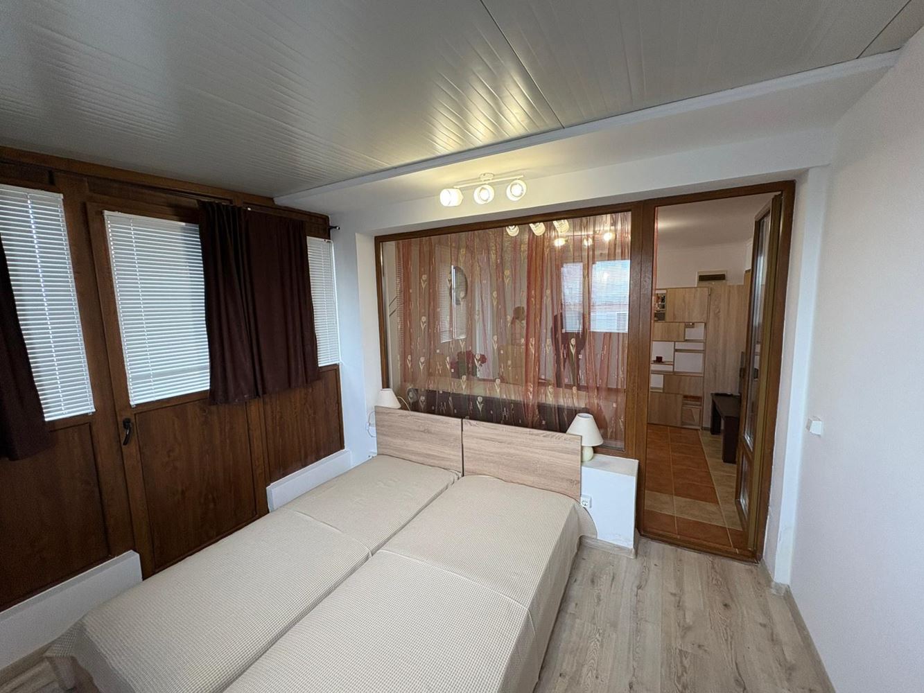 Поморие – просторная квартира с 2 спальнями на первой линии с видом на море и низкой платой за обслуживание