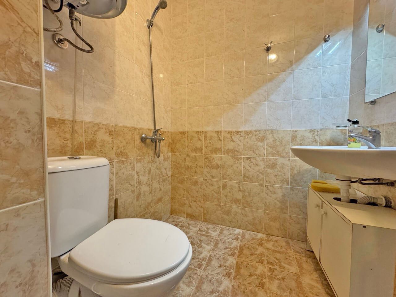 Функциональная трёхкомнатная квартира на первом этаже в современном комплексе в районе Солнечного Берега