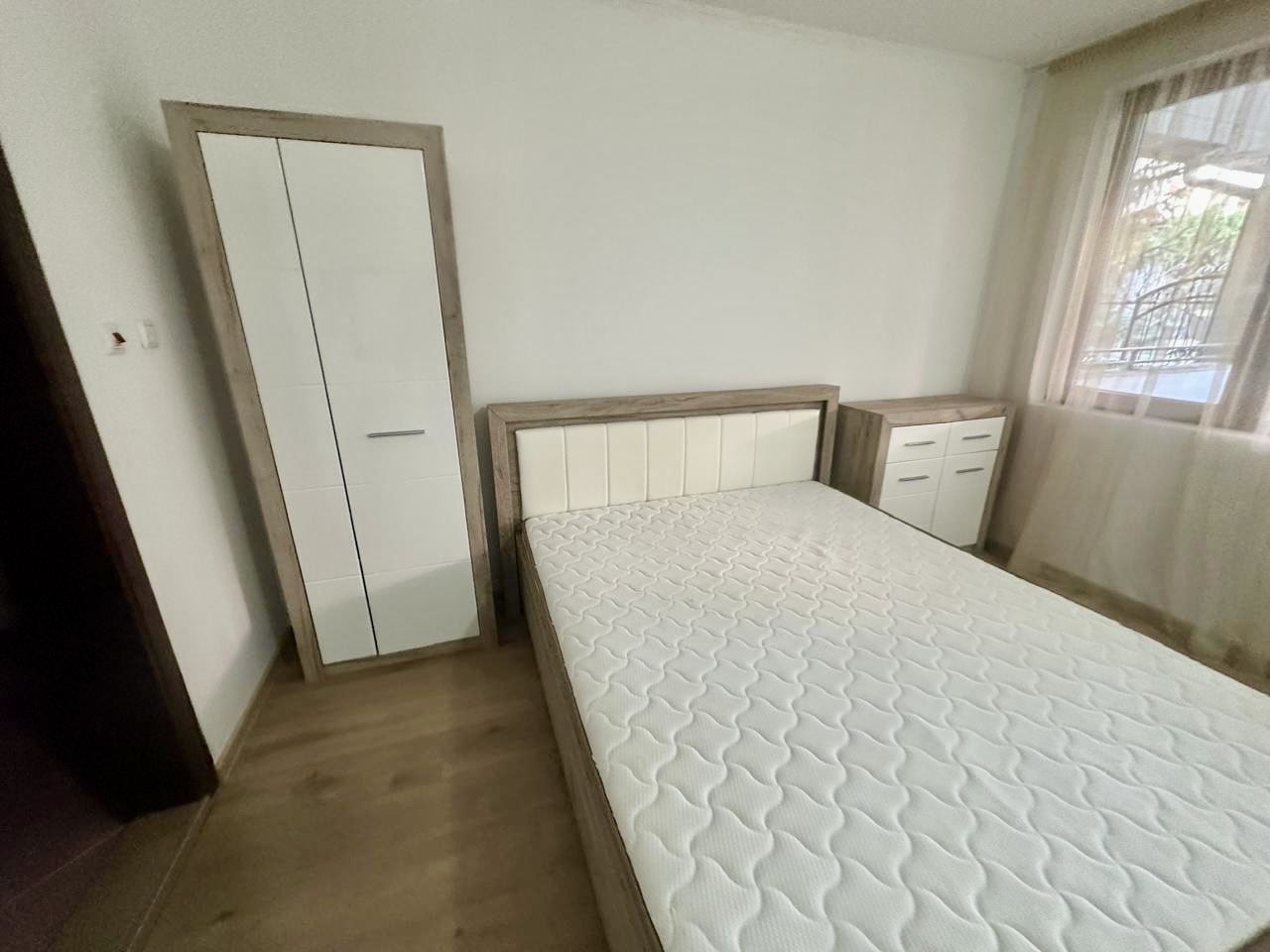 Просторная студия на партере с большой террасой и возможностью переделки в квартиру с одной спальней – безопасность и комфорт в Несебре