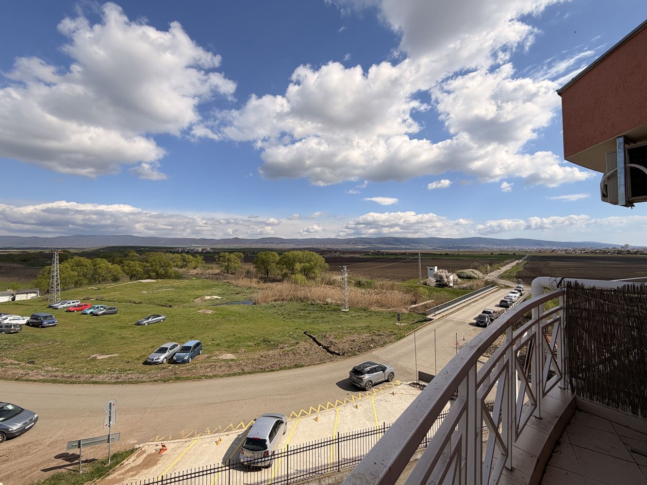 Квартира с двумя спальнями и панорамной террасой на окраине Солнечного Берега – уют, тишина и стиль