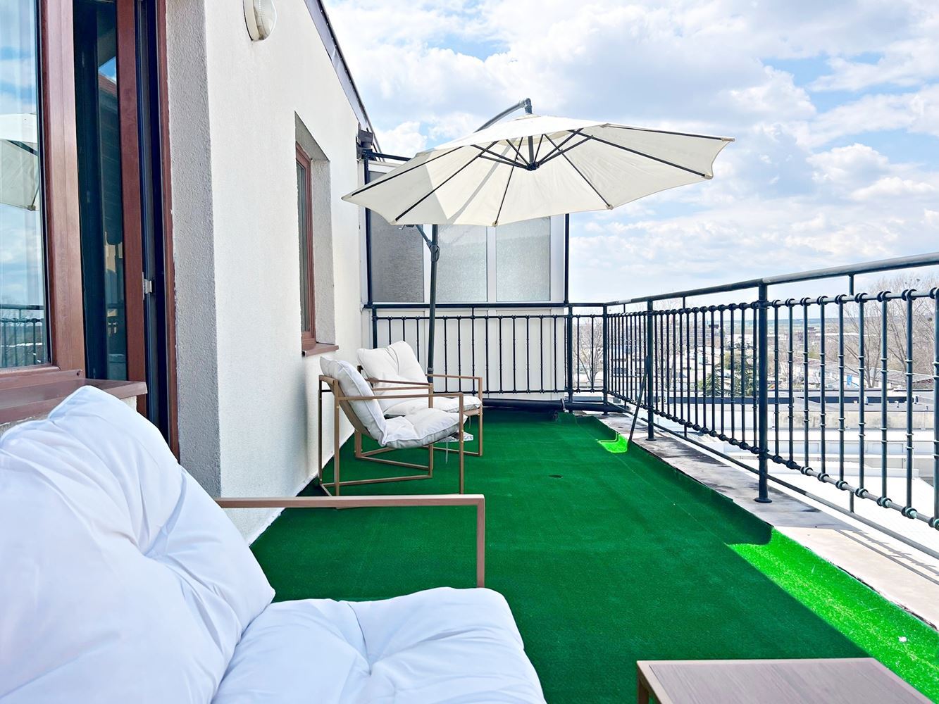 Стильная квартира с одной спальней с низкой таксой обслуживание в отличном комплексе в Солнечном Берегу – готова к проживанию или инвестиции