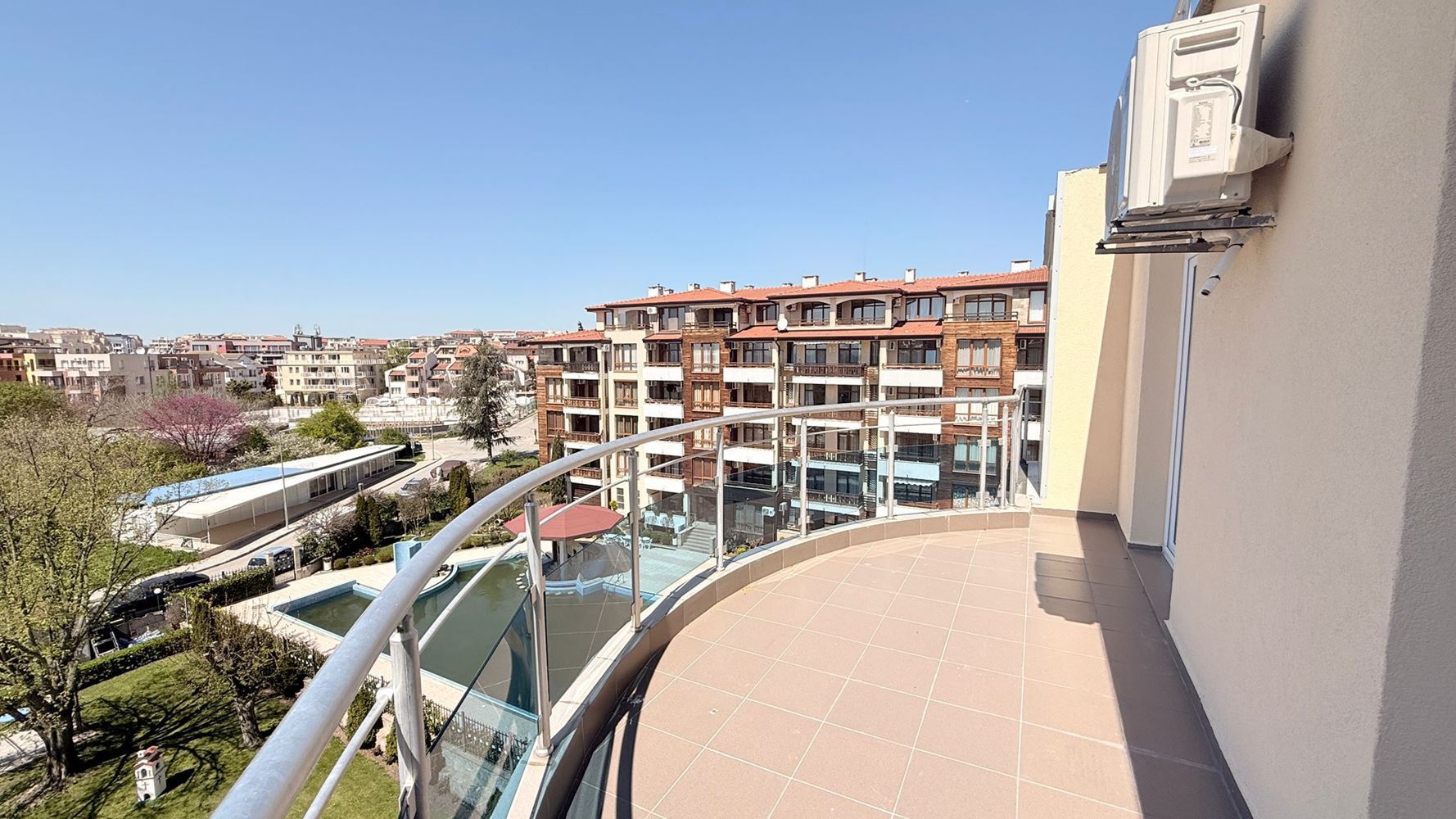 Роскошная квартира с тремя спальнями на первой линии в Равде – простор, престиж и впечатляющая морская панорама