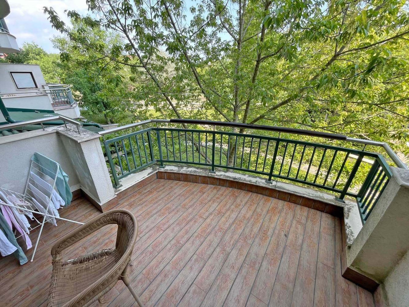 Высокий стандарт и разнообразные удобства – превосходная двухкомнатная квартира в элитном комплексе на первой линии в Равда