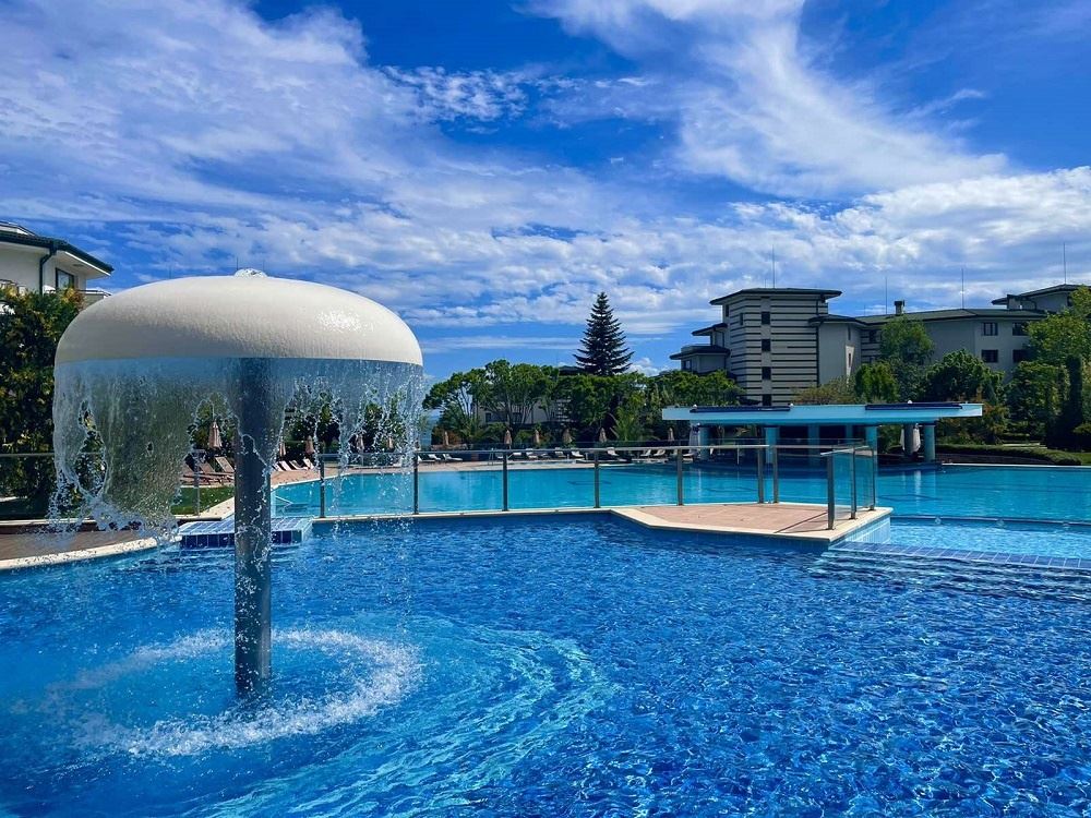 Высокий стандарт и разнообразные удобства – превосходная двухкомнатная квартира в элитном комплексе на первой линии в Равда