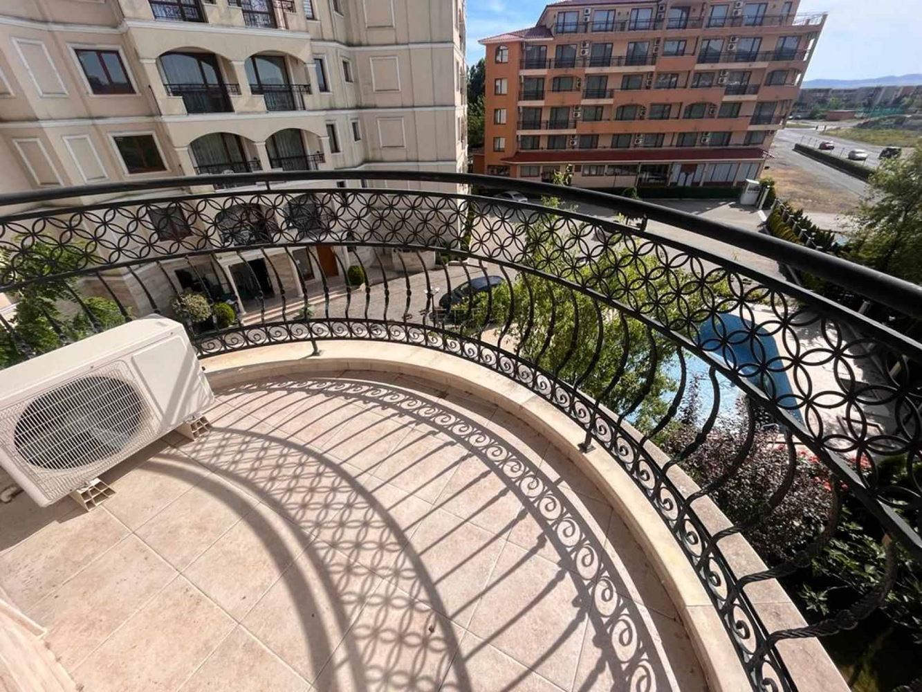 Просторная квартира с двумя спальнями с удобствами высокого класса в Солнечном Берегу