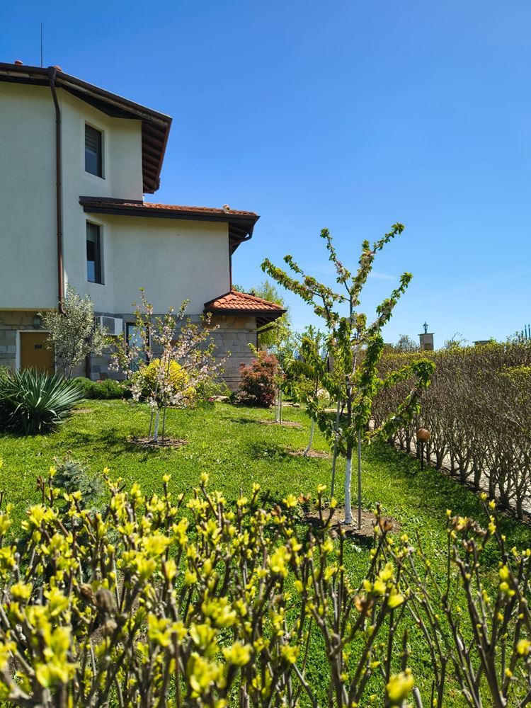 Отремонтированная двухкомнатная квартира с панорамным видом в современном комплексе рядом с Солнечным берегом