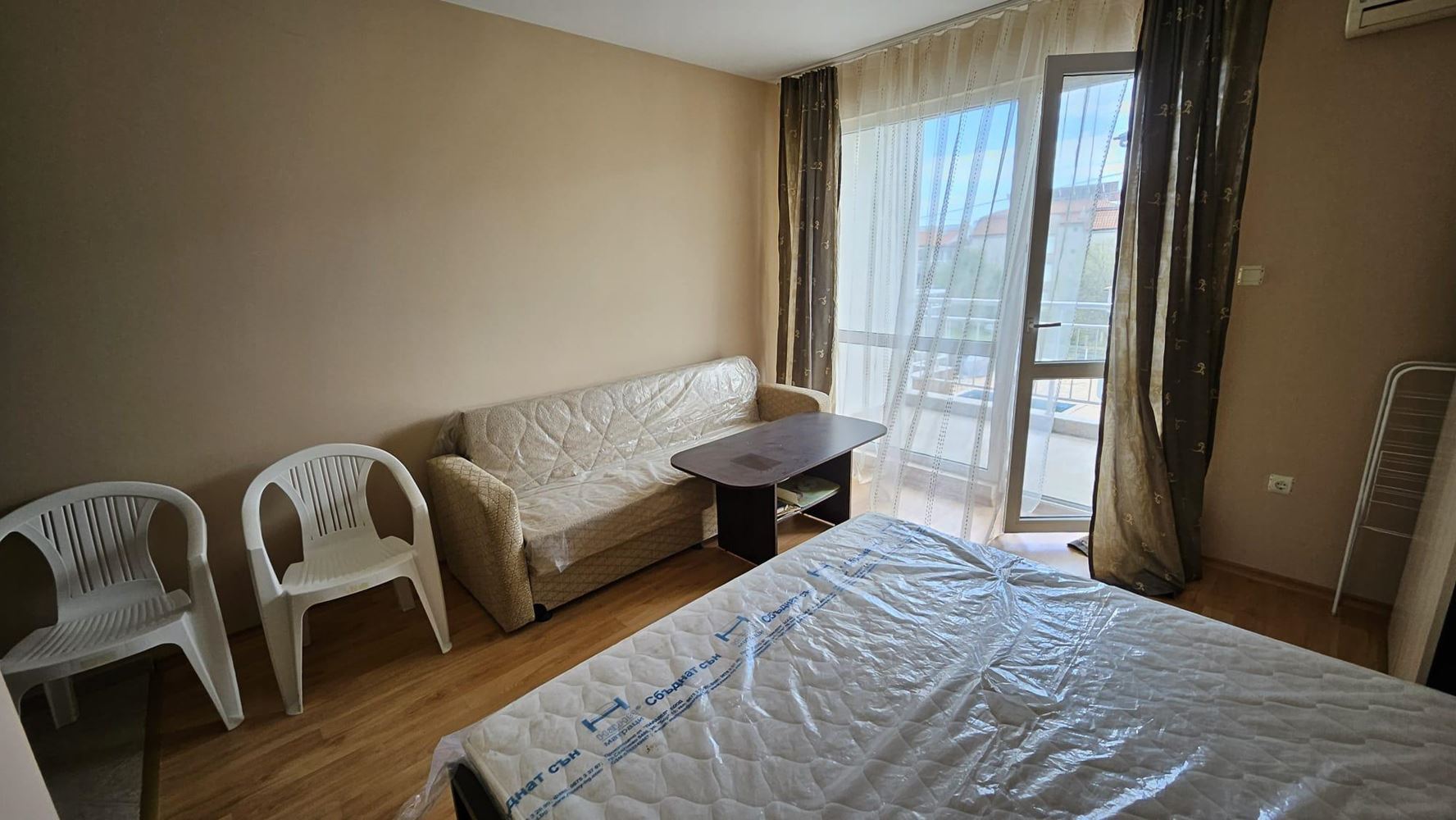 Полностью меблированная студия в Равде без обслуживания – всего в 200 метрах от моря