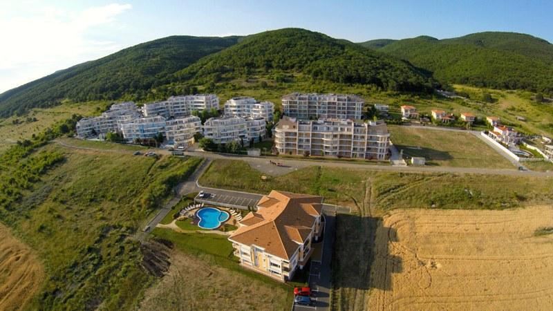 Небольшая двухкомнатная квартира с одной спальней и выходом к бассейну – уютная недвижимость в комплексе с развитой инфраструктурой недалеко от Солнечного Берега
