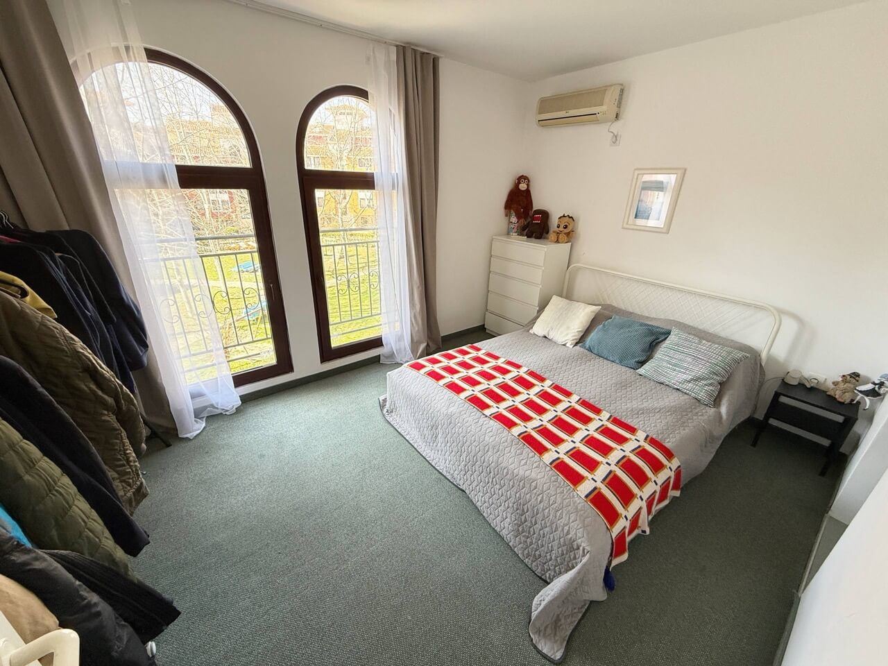 Просторная квартира с двумя спальнями на первой линии моря в Ахелое – комфорт, роскошь и уют для всей семьи