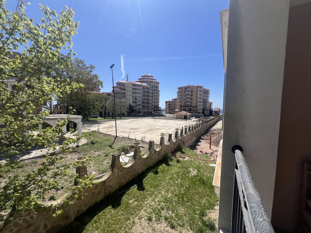 Уютная студия в самом сердце Елените – всего в нескольких минутах от пляжа, в закрытом комплексе с бассейном и отличными удобствами