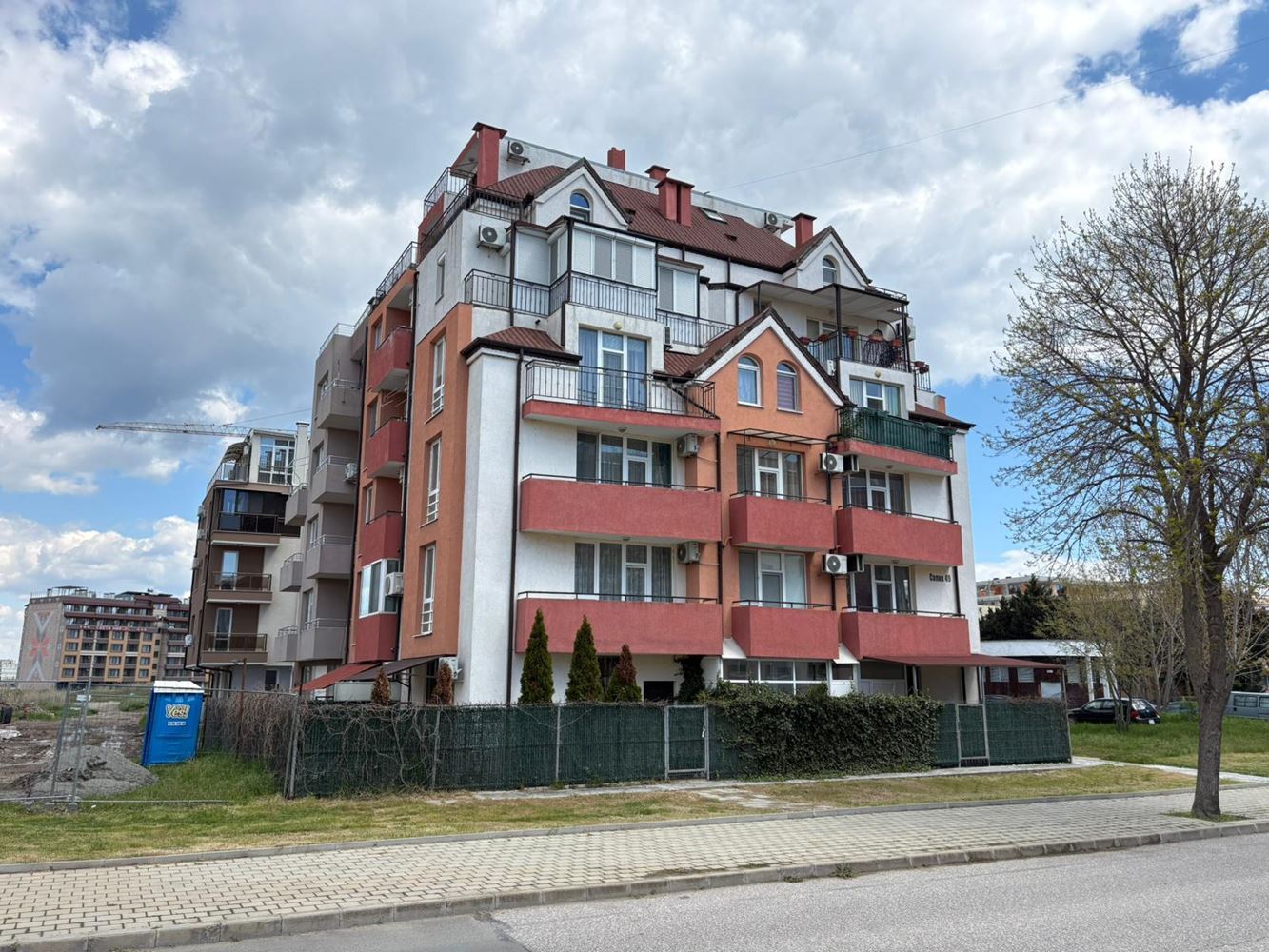 Просторная квартира с одной спальней с панорамным видом на солницы и море в городе Поморие