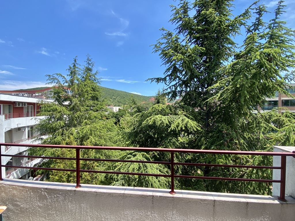 Студия на первой линии в комплексе в Елените – море, горы и курортный комфорт в одном