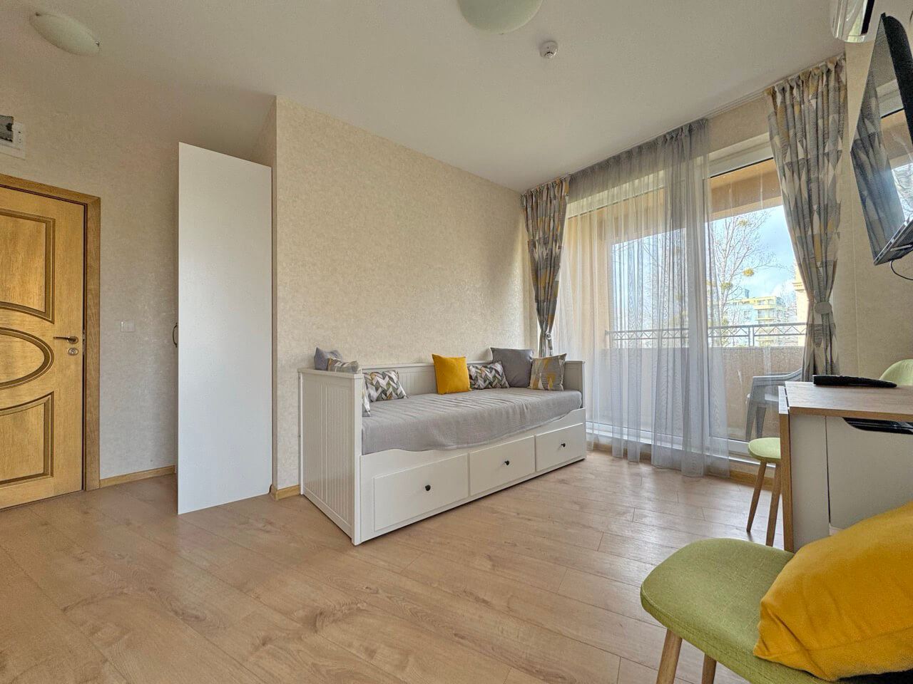 Светлая студия в люксовом комплексе – прекрасный уют у бассейна