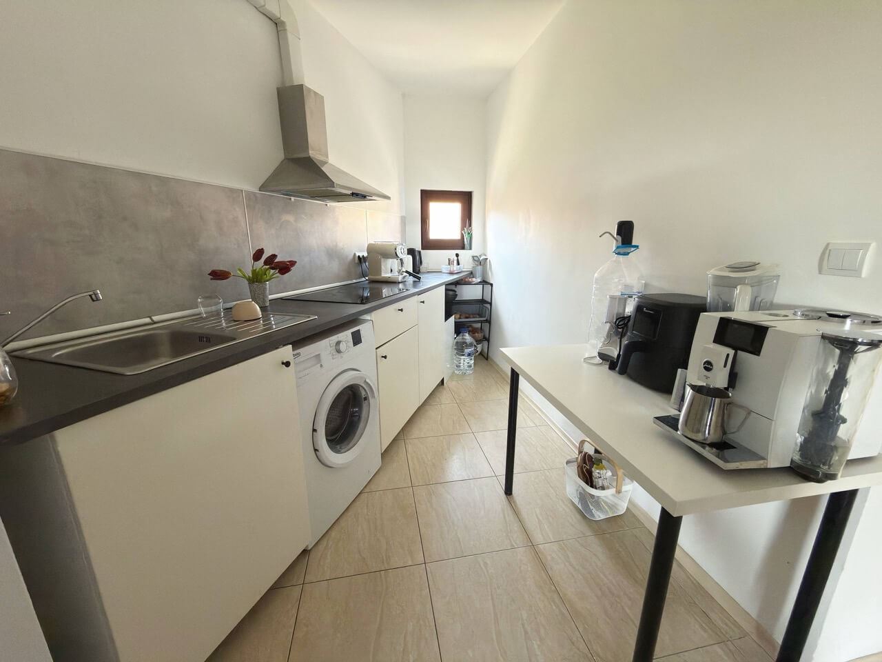 Просторная квартира с двумя спальнями на первой линии моря в Ахелое – комфорт, роскошь и уют для всей семьи