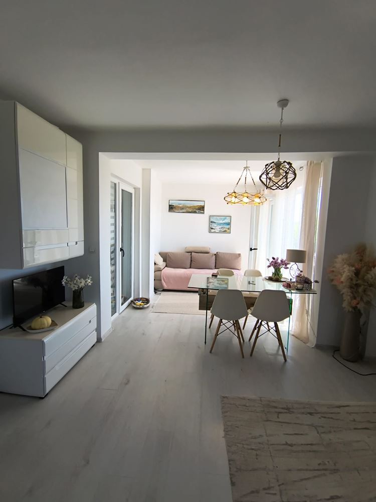 Отремонтированная двухкомнатная квартира с панорамным видом в современном комплексе рядом с Солнечным берегом