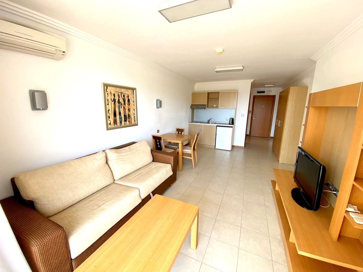 Двухкомнатная квартира  на первой линии моря в Равде – роскошь, природа и впечатляющий вид на бассейн