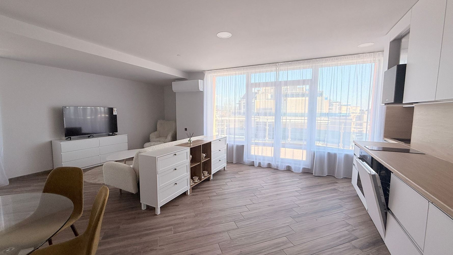 Роскошная квартира с тремя спальнями на первой линии в Равде – простор, престиж и впечатляющая морская панорама