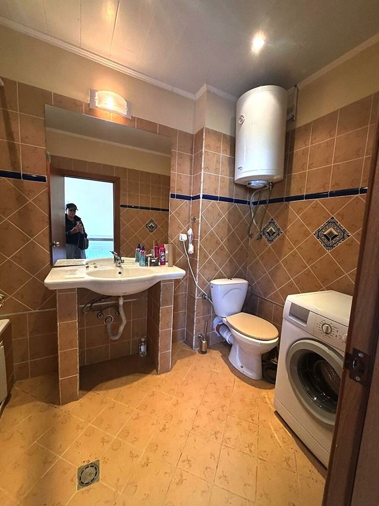 Светлая квартира с одной спальней, большой террасой и видом на зелень в Елените