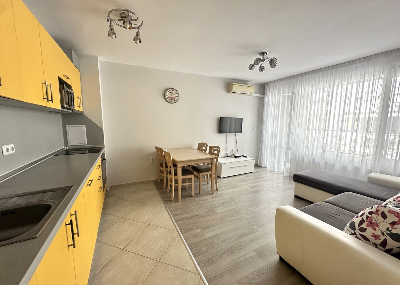 Квартира с одной спальней в 100 м от пляжа в Поморие – комфорт, удобство и вид на море