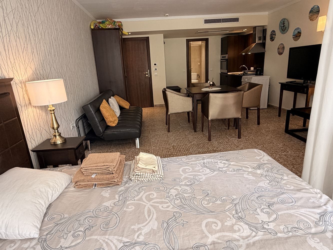 Эксклюзивная студия с садом и прямым доступом к бассейну – в 100 м от моря в Солнечном берегу