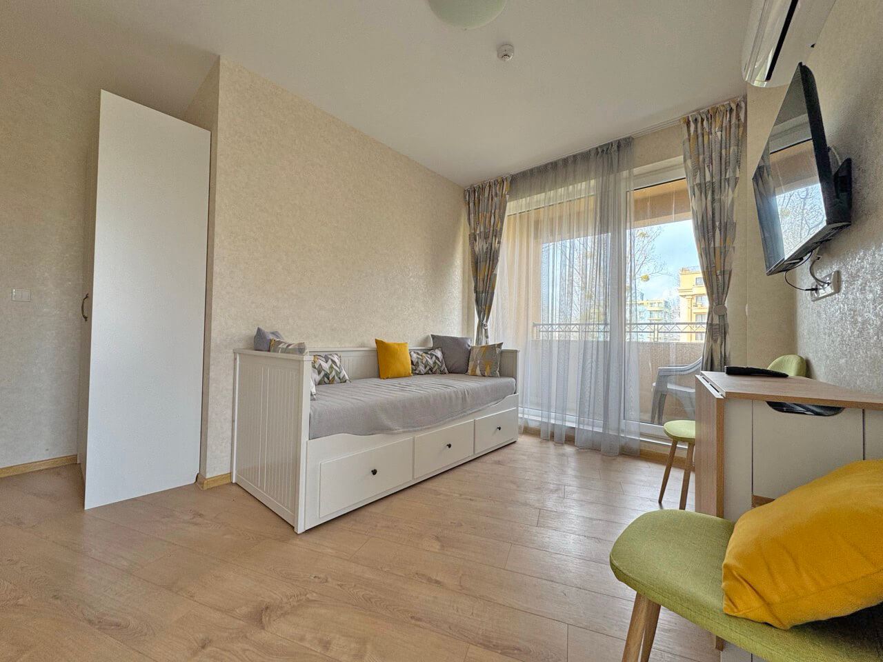 Светлая студия в люксовом комплексе – прекрасный уют у бассейна