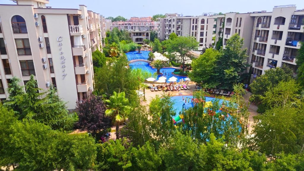 Стильная меблированная студия в роскошном комплексе в центре Солнечного Берега – комфорт высокого класса