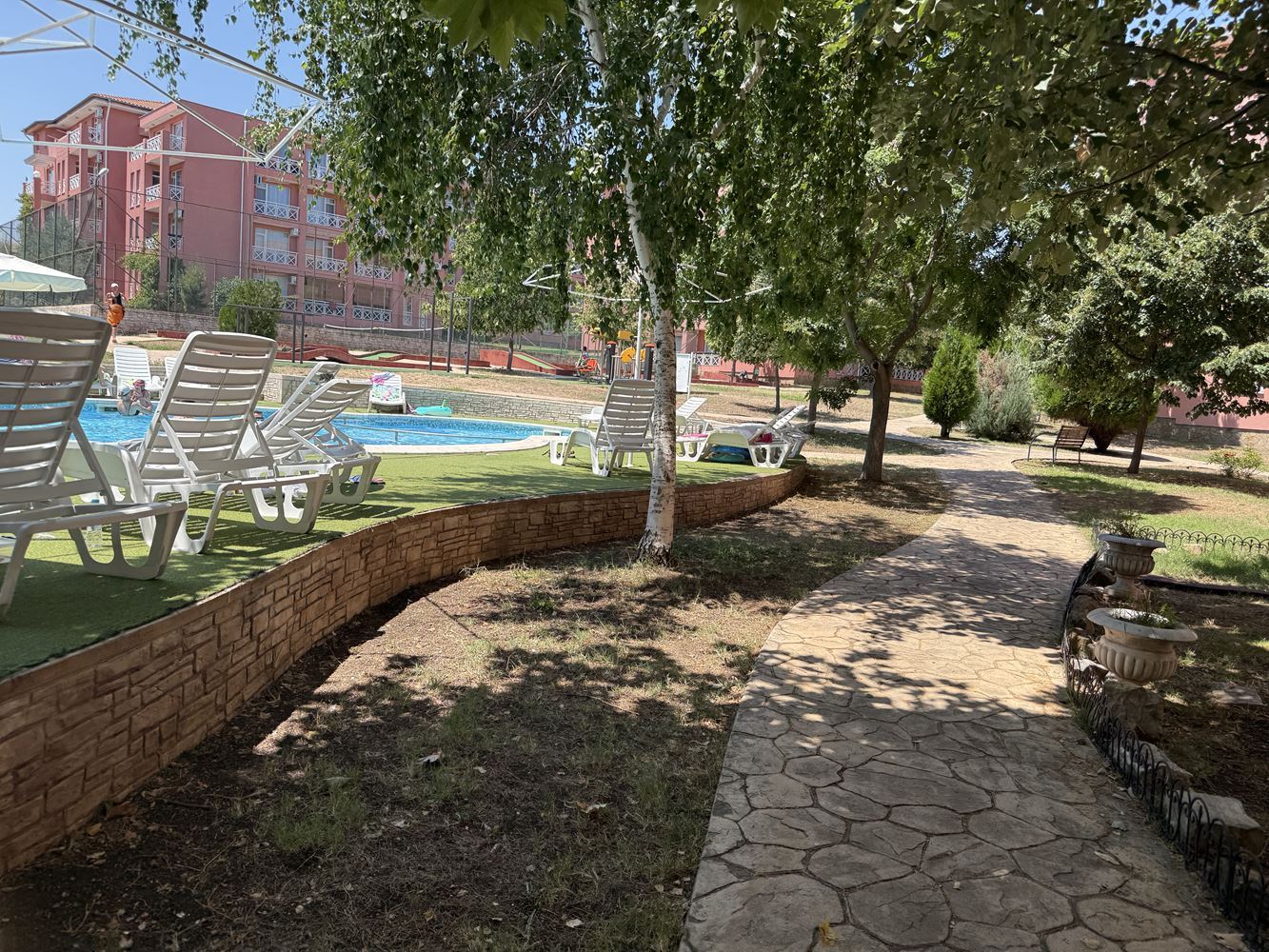 Обставленный апартамент с одной спальней с видом на бассейн в Солнечном Берегу