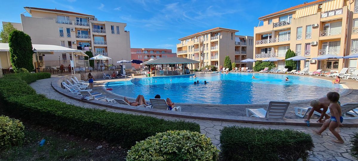 Современная квартира с одной спальней в закрытом комплексе с бассейнами и водными аттракционами в районе Солнечного берега