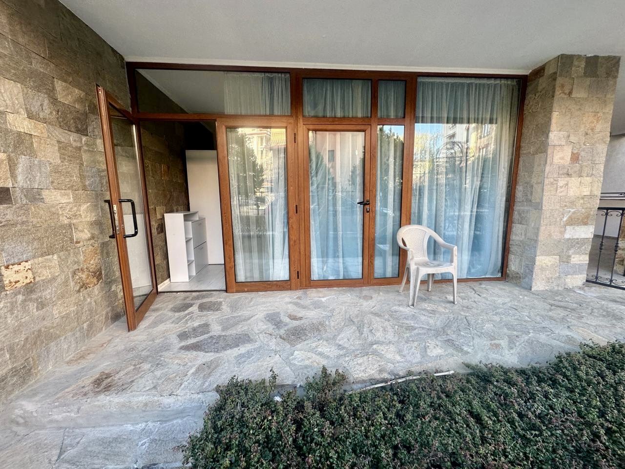 Просторная студия на партере с террасой и возможностью переделки в квартиру с одной спальней – всего в 300 м от моря