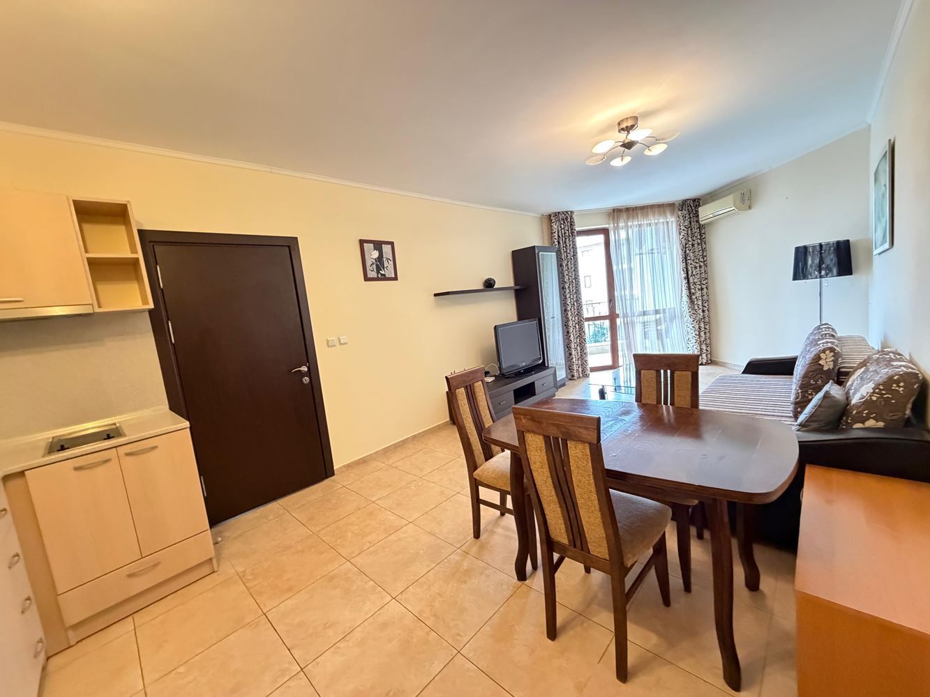 Апартамент с двумя спальнями и видом на бассейн в Несебре – простор, комфорт и отличное расположение всего в 300 метрах от моря