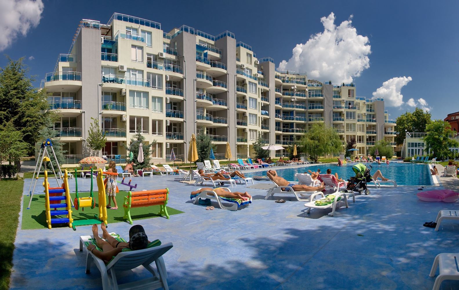 Солнечная и просторная студия с видом на море в Равде – 100 м от пляжа, в ухоженном комплексе с бассейном и зеленью