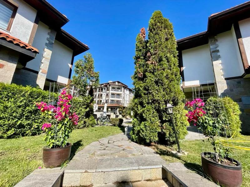 Просторная полностью меблированная студия с видом на бассейн в Солнечном Береге – комфорт, спокойствие и отличная инвестиция