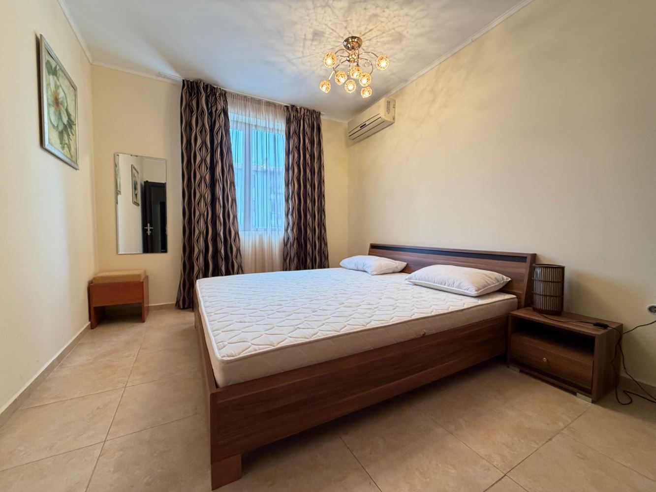 Апартамент с двумя спальнями и видом на бассейн в Несебре – простор, комфорт и отличное расположение всего в 300 метрах от моря