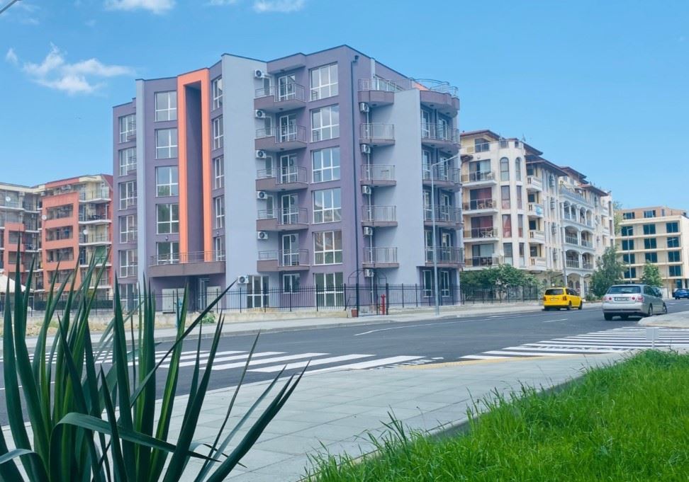 Стильная двухкомнатная квартира с низкой таксой обслуживания в Солнечном Береге – комфорт, безопасность и отличная инвестиция у моря