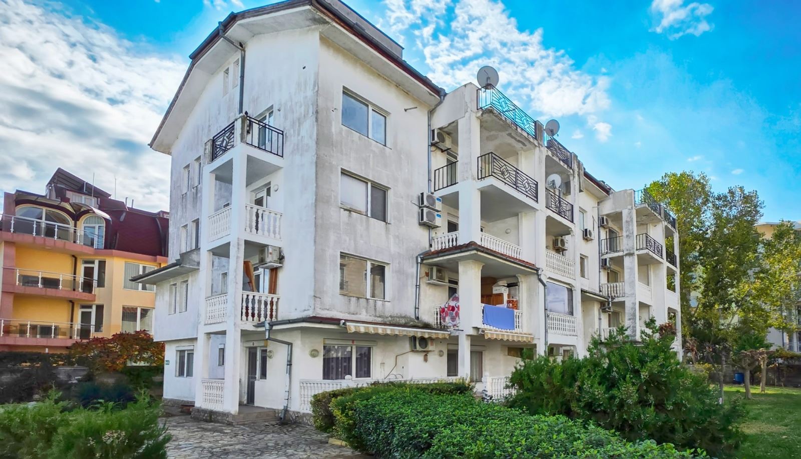 Стильно отремонтированная квартира с двумя спальнями в ухоженном комплексе в Солнечном Береге – комфорт, спокойствие и отличное расположение