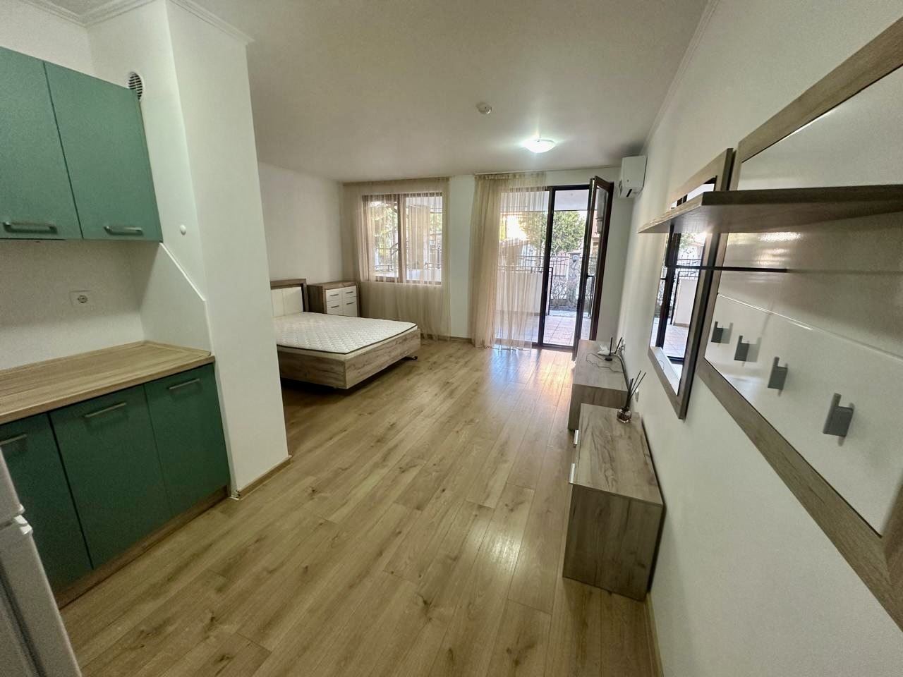 Просторная студия на партере с большой террасой и возможностью переделки в квартиру с одной спальней – безопасность и комфорт в Несебре