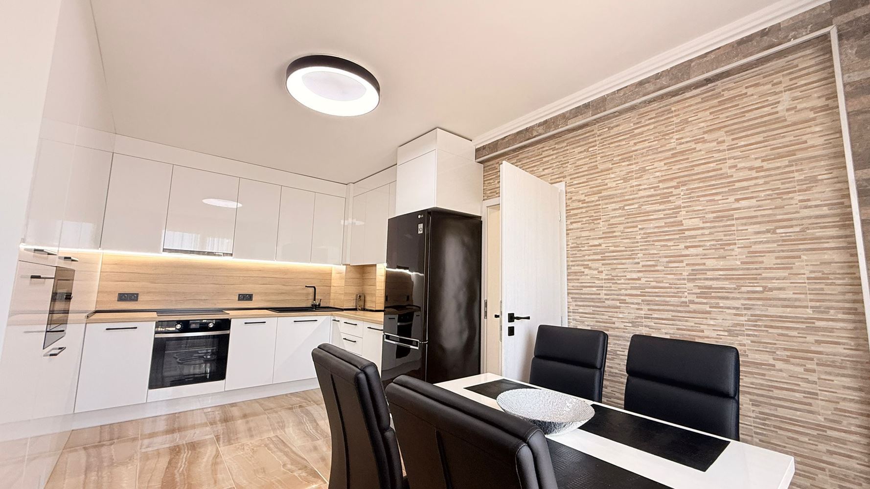 Роскошный двухуровневый апартамент с тремя спальнями в центре Солнечного Берега – простор, стиль и комфорт на двух уровнях