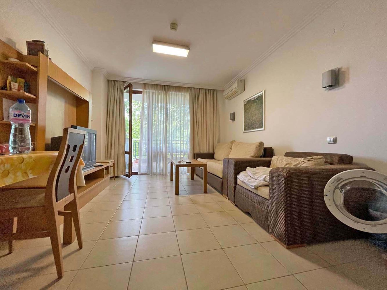 Высокий стандарт и разнообразные удобства – превосходная двухкомнатная квартира в элитном комплексе на первой линии в Равда